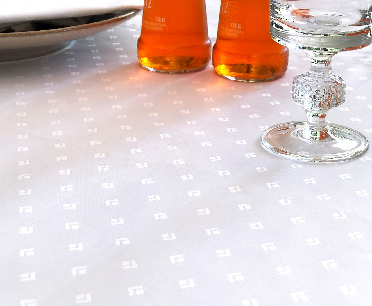 Damast-Tischdecke Leila mit modernem Muster Damast-Tischdecke Leila mit modernem Muster
