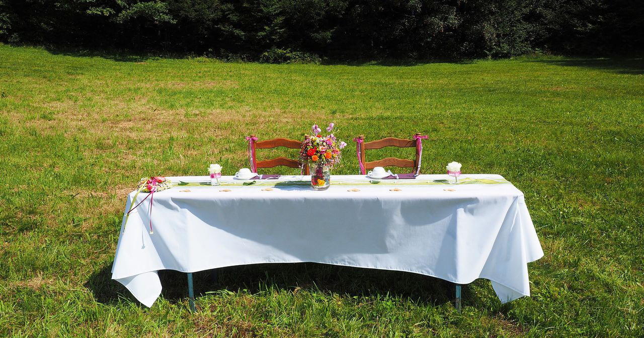 Weiße Tischdecken für eine Hochzeit von Libusch